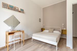 - une chambre avec un lit, un bureau et un miroir dans l'établissement Sant'Agostino Apartment with Terrace by Wonderful Italy, à Palerme