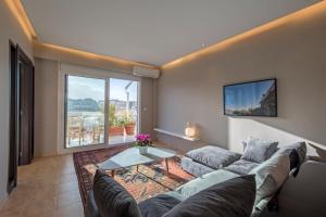 uma sala de estar com um sofá e uma mesa em Holodek Apartments Ippokratous em Atenas
