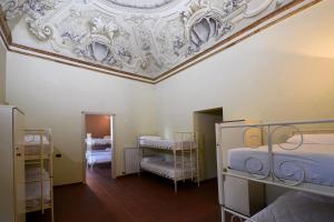 Katil atau katil-katil dalam bilik di Ostello Palazzo Pierantoni +129 gambar