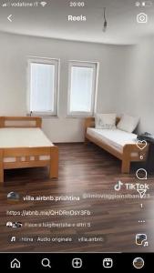 um quarto com duas camas e duas janelas em Modern Villa with Panoramic View 