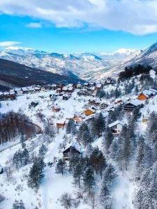 une vue aérienne sur un village dans la neige dans l'établissement Modern Villa with Panoramic View, 