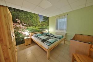 ein Schlafzimmer mit einem Bett und einem Gemälde an der Wand in der Unterkunft Barrierefreie 6 Personen Ferienwohnung im Landhausstil in Cochem
