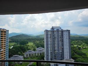 vista su due edifici alti con montagne sullo sfondo di Afamosa Resort Dsavoy Condo a Kampong Alor Gajah