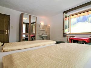 pokój hotelowy z 2 łóżkami i oknem w obiekcie Apartment Obernberg by Interhome w mieście Obernberg am Brenner