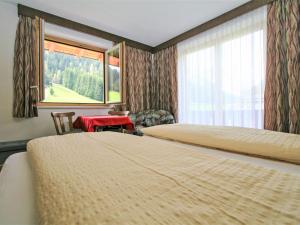 een hotelkamer met twee bedden en een raam bij Apartment Obernberg by Interhome in Obernberg am Brenner