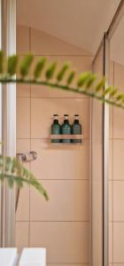 ロストックにあるGroße Koje mit Terrasseの浴室の棚に置かれた3つの緑色の瓶 +8枚の写真