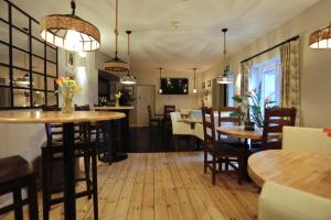 comedor con suelo de madera, mesas y sillas en The Dolphin Hotel Exmouth en Exmouth