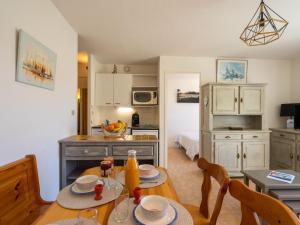 cocina y sala de estar con mesa y sillas en Apartment Le Yachting-2 by Interhome, en Royan