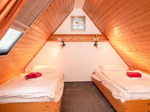 ノルデンにあるHoliday Home Schäfer by Interhomeの屋根裏の小さな部屋のベッド2台