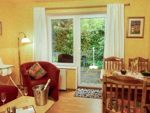 - un salon avec une fenêtre, une table et des chaises dans l'établissement Holiday Home Schäfer by Interhome, à Norden