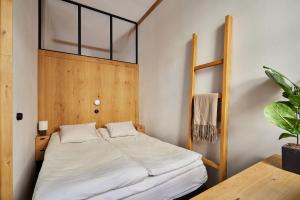 Gulta vai gultas numurā naktsmītnē Design district gem, private sauna, loft