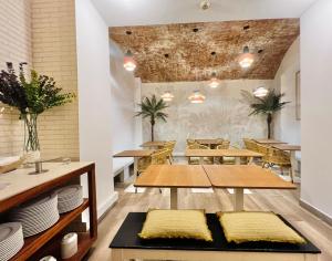 - une salle à manger avec des tables, des chaises et des palmiers dans l'établissement ITC Barcelona By Soho Boutique, à Barcelone