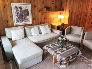 un soggiorno con divano e tavolo di Apartment Utoring Acletta-125 by Interhome a Disentis