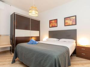バルセロナにあるApartment Eixample Esq Rocafort Diputacio by Interhomeのベッドルーム1室(青いタオル付きのベッド1台付)