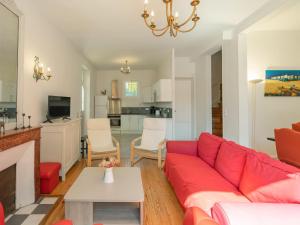uma sala de estar com um sofá vermelho e uma lareira em Holiday Home Jeanne d'Arc-1 by Interhome em Saint-Palais-sur-Mer