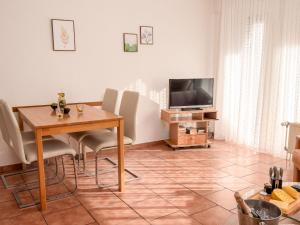 Μια τηλεόραση ή/και κέντρο ψυχαγωγίας στο Apartment Teetied by Interhome