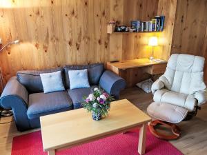 un soggiorno con divano e tavolino da caffè di Apartment Utoring Acletta-132 by Interhome a Disentis