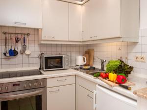 Η κουζίνα ή μικρή κουζίνα στο Apartment Molenstrasse by Interhome