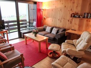- un salon avec un canapé et une table dans l'établissement Apartment Utoring Acletta-132 by Interhome, à Disentis