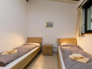 Giường trong phòng chung tại Apartment Miralago - Utoring-21 by Interhome