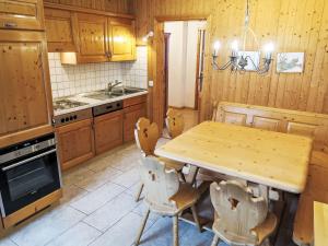 ディゼンティスにあるApartment Utoring Acletta-138 by Interhomeのキッチン(木製テーブル、椅子付)