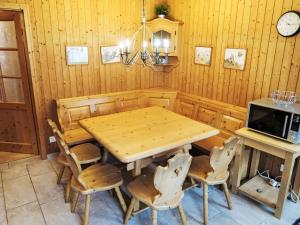 une salle à manger en bois avec une table et des chaises en bois dans l'établissement Apartment Utoring Acletta-138 by Interhome, à Disentis