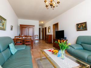 uma sala de estar com dois sofás azuis e uma mesa em Apartment Residence Miralago - Utoring Apt- B16 by Interhome em Piazzogna