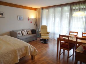sala de estar con cama y comedor en Apartment Am Dürrbach 5-512 by Interhome en Engelberg