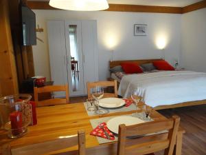- une chambre avec un lit, une table et une salle à manger dans l'établissement Apartment Am Dürrbach 5-512 by Interhome, à Engelberg