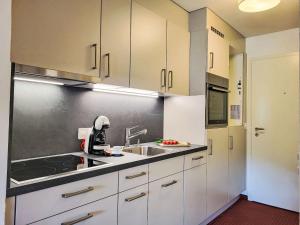 カズラノにあるApartment Parcolago - Utoring-57 by Interhomeの白いキャビネットとシンク付きのキッチン
