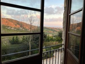 レアルモンテにあるCasa Balata Farm Houseの山の景色を望む窓