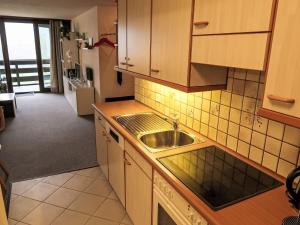 Kuchyň nebo kuchyňský kout v ubytování Apartment Apt B 086 by Interhome