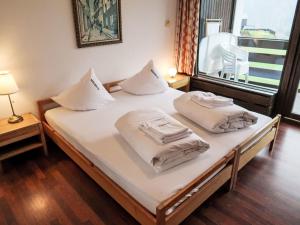 Un dormitorio con dos camas con toallas encima. en Apartment Apt B 044 by Interhome, en Disentis