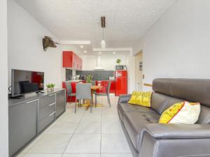 sala de estar con sofá y cocina en Holiday Home Chavicoto by Interhome, en Empuriabrava