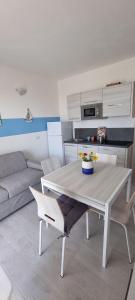 un soggiorno con un tavolo e un divano di Appartamento Il Tramonto a Castelsardo