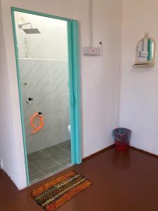 a bathroom with a shower with a glass door at Rest House Idaman BB Rumah tak kongsi in Kuala Terengganu