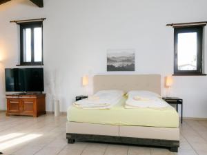 PiazzognaにあるApartment Miralago - Utoring-6 by Interhomeのベッドルーム(ベッド1台、薄型テレビ付)