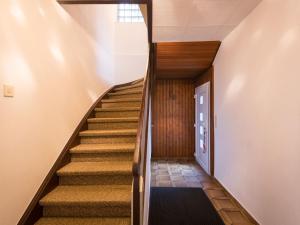 eine Treppe in einem Gebäude mit Holzwänden und einem Fenster in der Unterkunft Holiday Home Haus Annes by Interhome in Quiddelbach