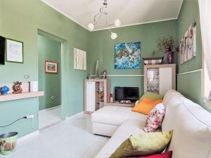 - un salon avec un canapé blanc et des murs verts dans l'établissement Holiday Home Brunella by Interhome, à Carlentini