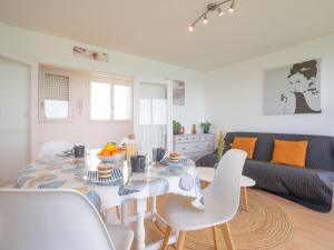 Una sala de estar con una mesa y sillas y un sofá. en Apartment Bellevue-1 by Interhome, en Saint-Pierre-Quiberon