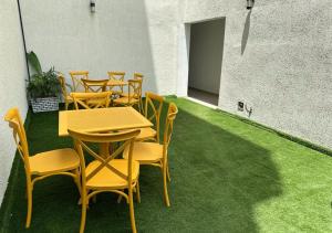 eine Reihe von Tischen und Stühlen in einem Raum mit grünem Rasen in der Unterkunft HOTEL CONTINENTAL in Abidjan