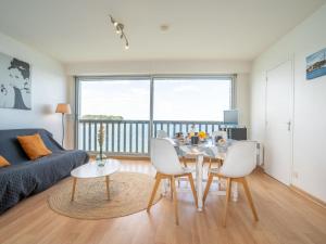 una sala de estar con una mesa y un sofá en Apartment Bellevue-1 by Interhome, en Saint-Pierre-Quiberon 20 fotos más