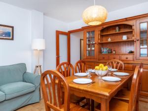 Ruang duduk di Apartment Blanca de Vilafortuny by Interhome