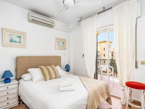 una camera bianca con letto e balcone di Apartment Imperial Puerto-2 by Interhome a Torremolinos