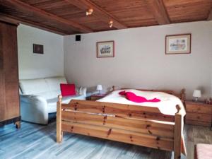 sypialnia z łóżkiem i kanapą w obiekcie Holiday Home Karpacz Kowary by Interhome w mieście Kowary