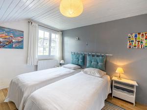 カルナックにあるHoliday Home L'Oustalet by Interhomeのベッドルーム(青いヘッドボード付きの白い大型ベッド1台付)