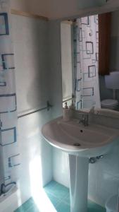 een badkamer met een wastafel en een spiegel bij Casa Vacanze La Villa in Morino