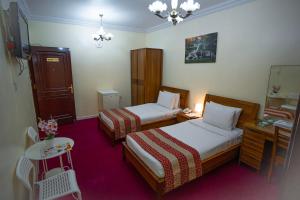 Postel nebo postele na pokoji v ubytování Al Karnak Hotel