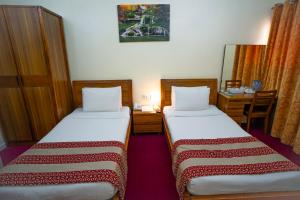 Postel nebo postele na pokoji v ubytování Al Karnak Hotel