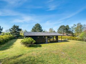 Zahrada ubytování Holiday Home Lars - 250m from the sea by Interhome